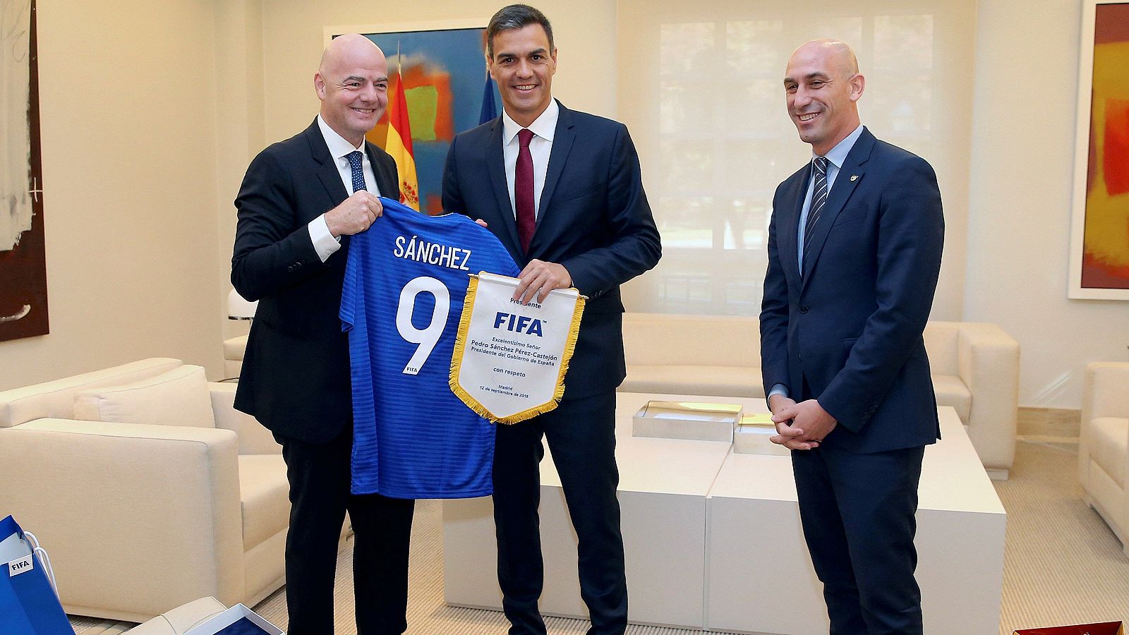 El presidente de la RFEF, Luis Rubiales, ha buscado el apoyo del Gobierno para impulsar una candidatura para la Eurocopa 2028 o para el Mundial 2030 en una reunión en la que también ha participado el presidente de la FIFA, Gianni Infantino.