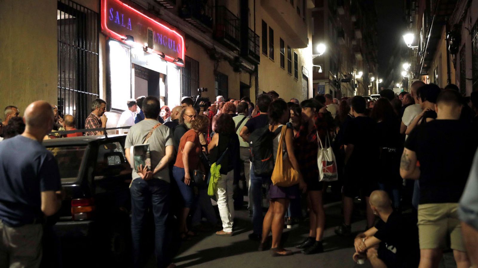 Un centenar de personas reclama la libertad de Willy Toledo en el teatro al que iba acudir antes de ser detenido. | Ver