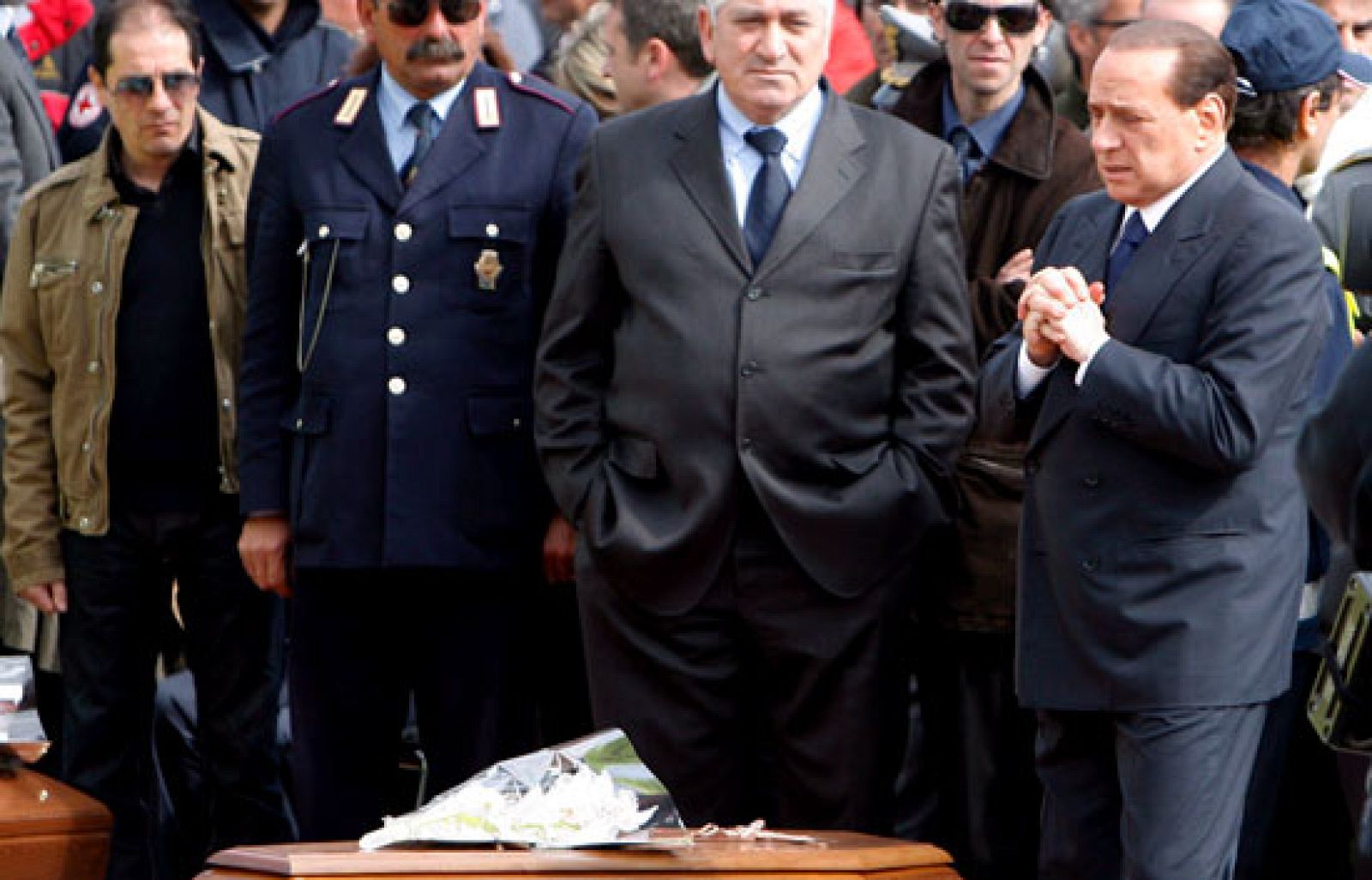 El cardenal Bertone ha presidido el funeral de Estado de las víctimas del terremoto que ha azotado el centro de Italia, en el que los familiares han llorado a sus allegados.