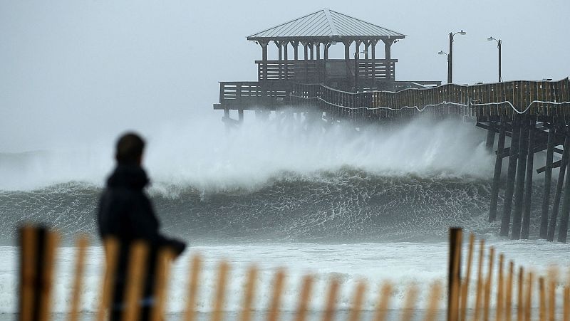 El huracán Florence comienza a dejar fuertes lluvias en la costa sureste de Carolina del Norte