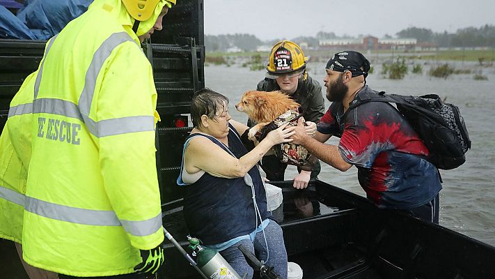 Telediario 1 - El huracán Florence toca tierra en Carolina del Norte con vientos de más de 150 kilómetros por hora