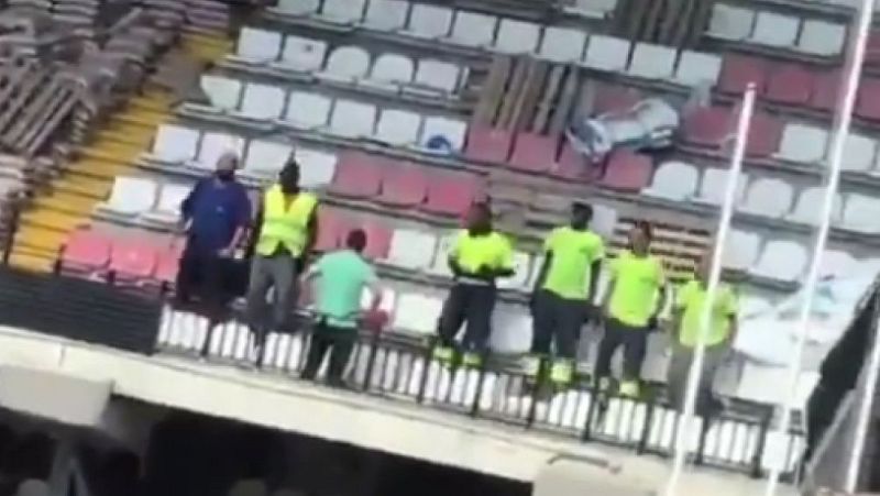 Sorprenden a unos operarios probando a saltos la estabilidad del estadio de Vallecas