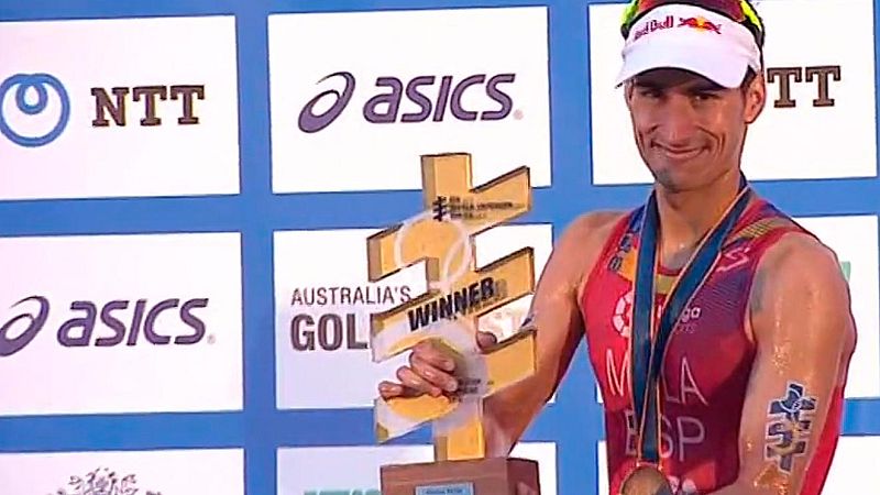 Mario Mola recibe en el podio su tercer título mundial de triatlón | Ver