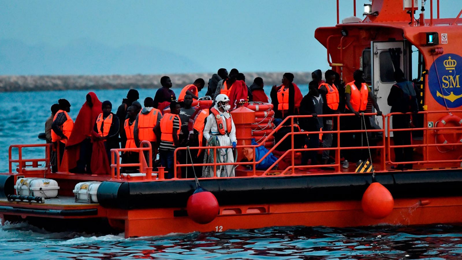 Rescatan a 60 inmigrantes de una patera semihundida en el Mar de Alborán - Informativo 24h | Ver