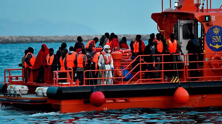 Informativo 24h - Rescatan a 60 inmigrantes de una patera semihundida en el Mar de Alborán