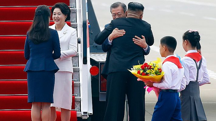 Telediario 1 - Kim Jong-un abraza a Moon Jae-in a pie de pista