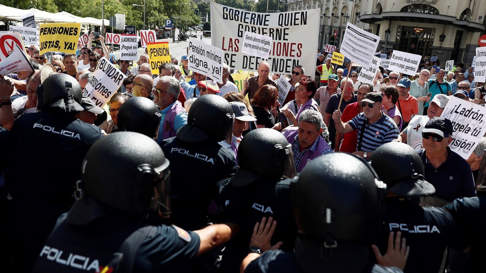 Los pensionistas forcejean con la Policía a las puertas del Congreso