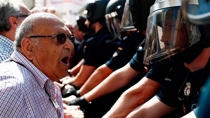 Telediario 1 - Tensión entre pensionistas y la Policía a las puertas del Congreso