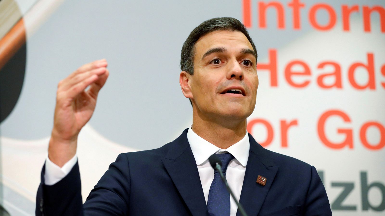 Sánchez resta importancia al "fallo" en una reseña de su libro que subsanará en una nueva edición