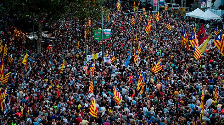 Telediario 1 - Miles de personas reivindican las protestas del 20S ante la Consellería de Economía