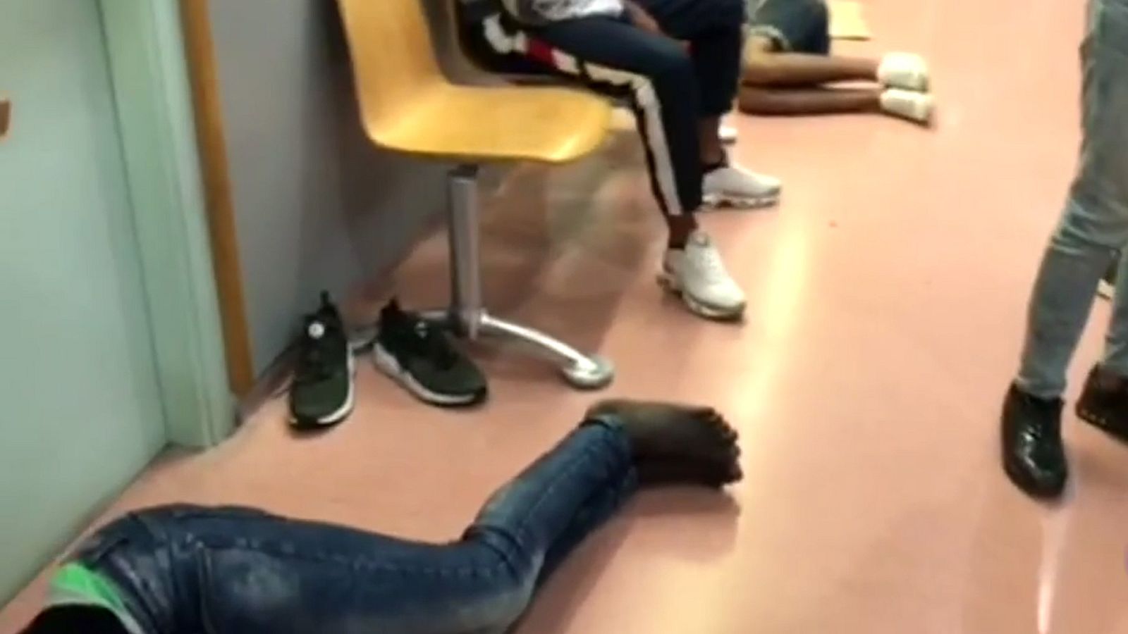 Menores inmigrantes duermen en comisarías de Cataluña