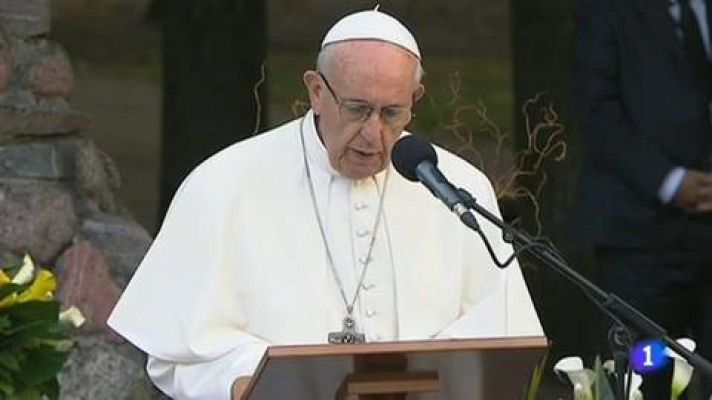 Telediario 1 - Francisco ha visitado las celdas de aislamiento y los lugares donde se hacinaban los presos en Lituania