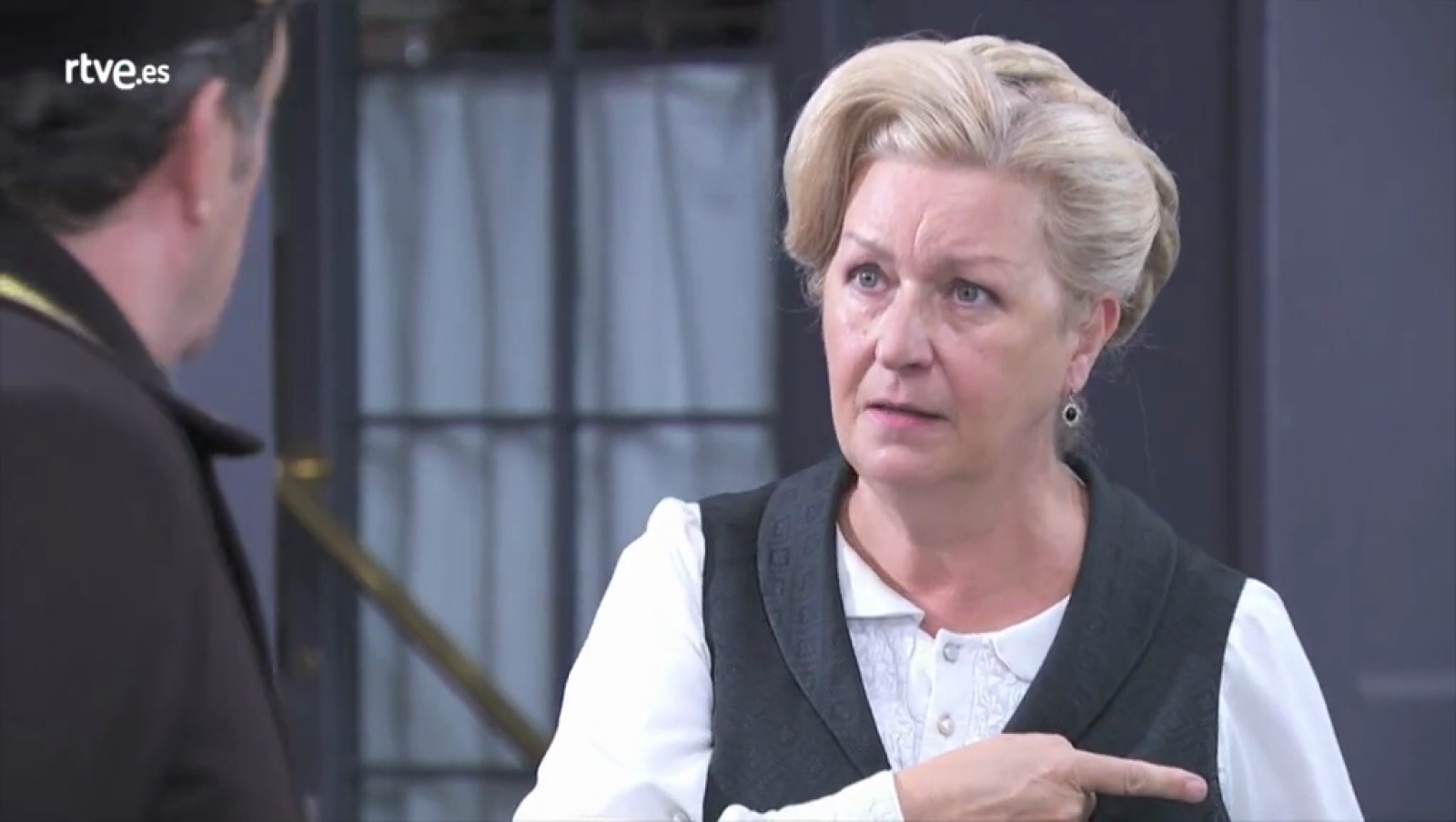 Acacias 38 - Peña y Flora son descubiertos por Susana