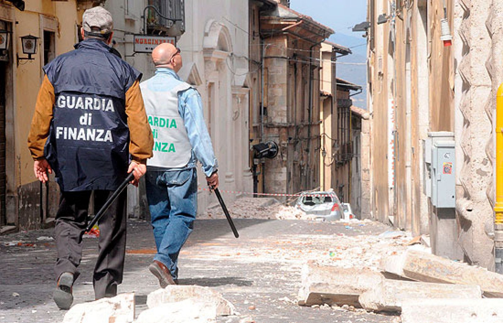 En l'Aquila los equipos de rescate han dejado de buscar supervivientes, después del terremoto que ha costado la vida a 294 personas.