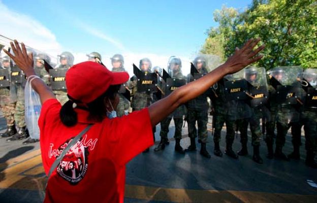  - El ejército toma Bangkok