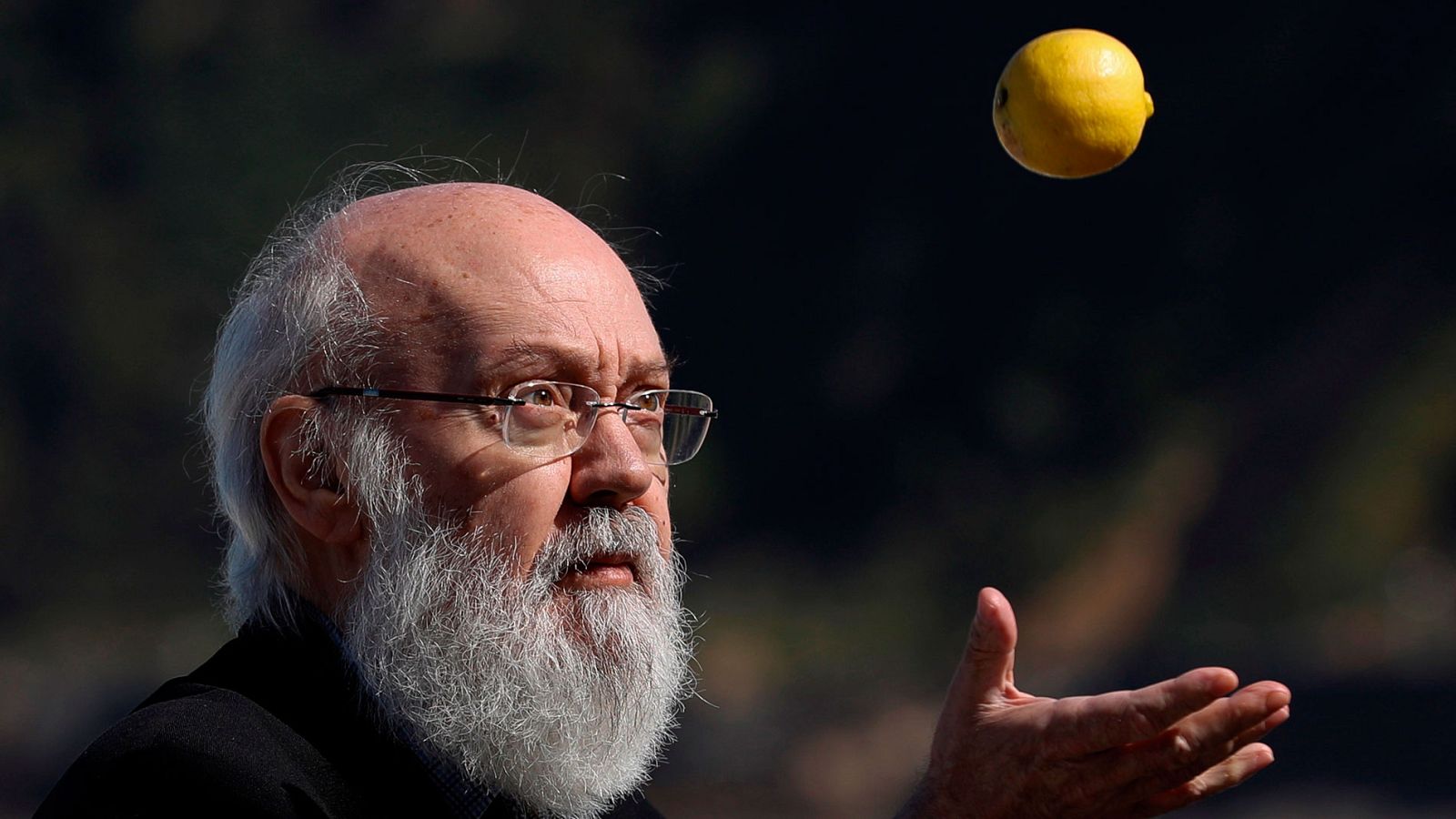 El nuevo proyecto de José Luis Cuerda se ha presentado en San Sebastián. Se trata de la película Tiempo después, que imagina un futuro surrealista en el que el mundo es un edifcio donde vive una clase acomodada y algo aborregada y fuera un país lleno