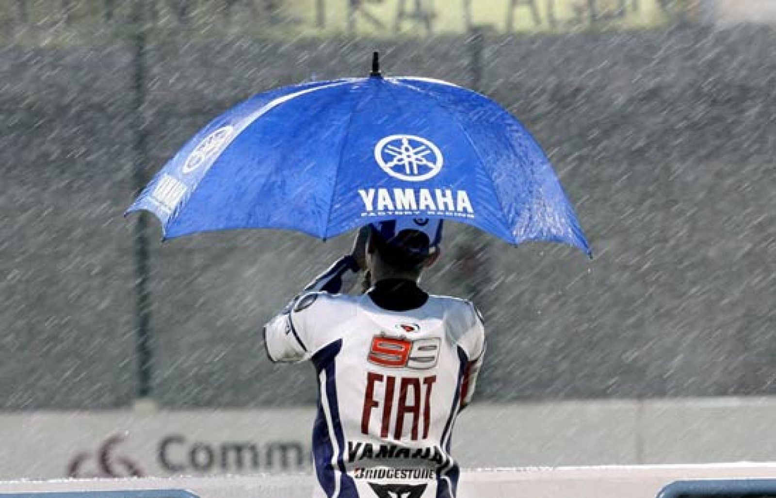La carrera de MotoGP se ha aplazado al lunes debido a la lluvia.