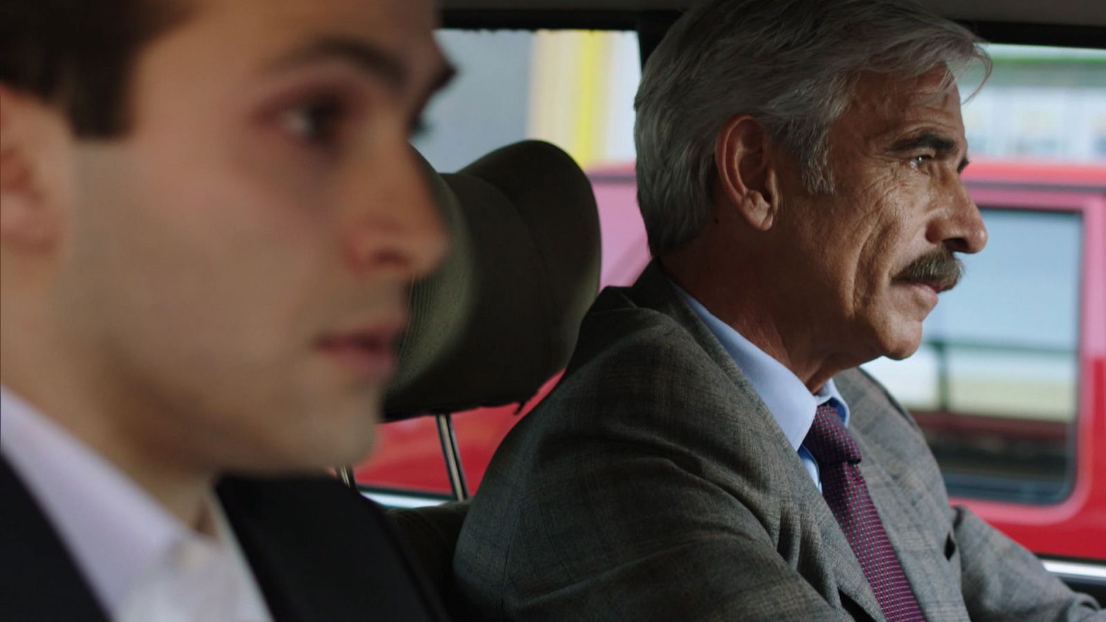 Cuéntame cómo pasó - Antonio se enfada con Carlos y lo echa del coche