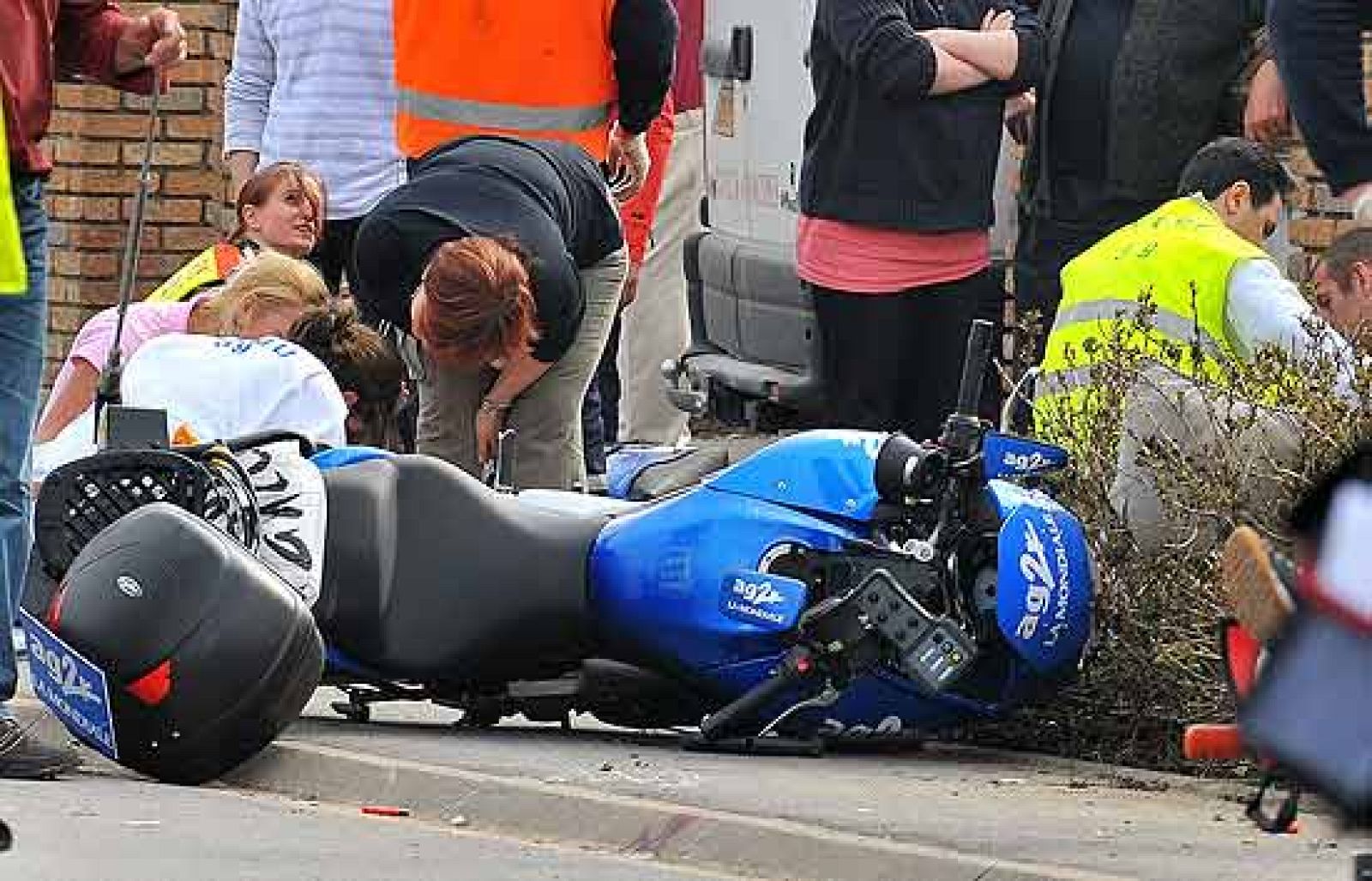 Diez heridos en la París-Roubaix al ser arrollados por una moto de la organización