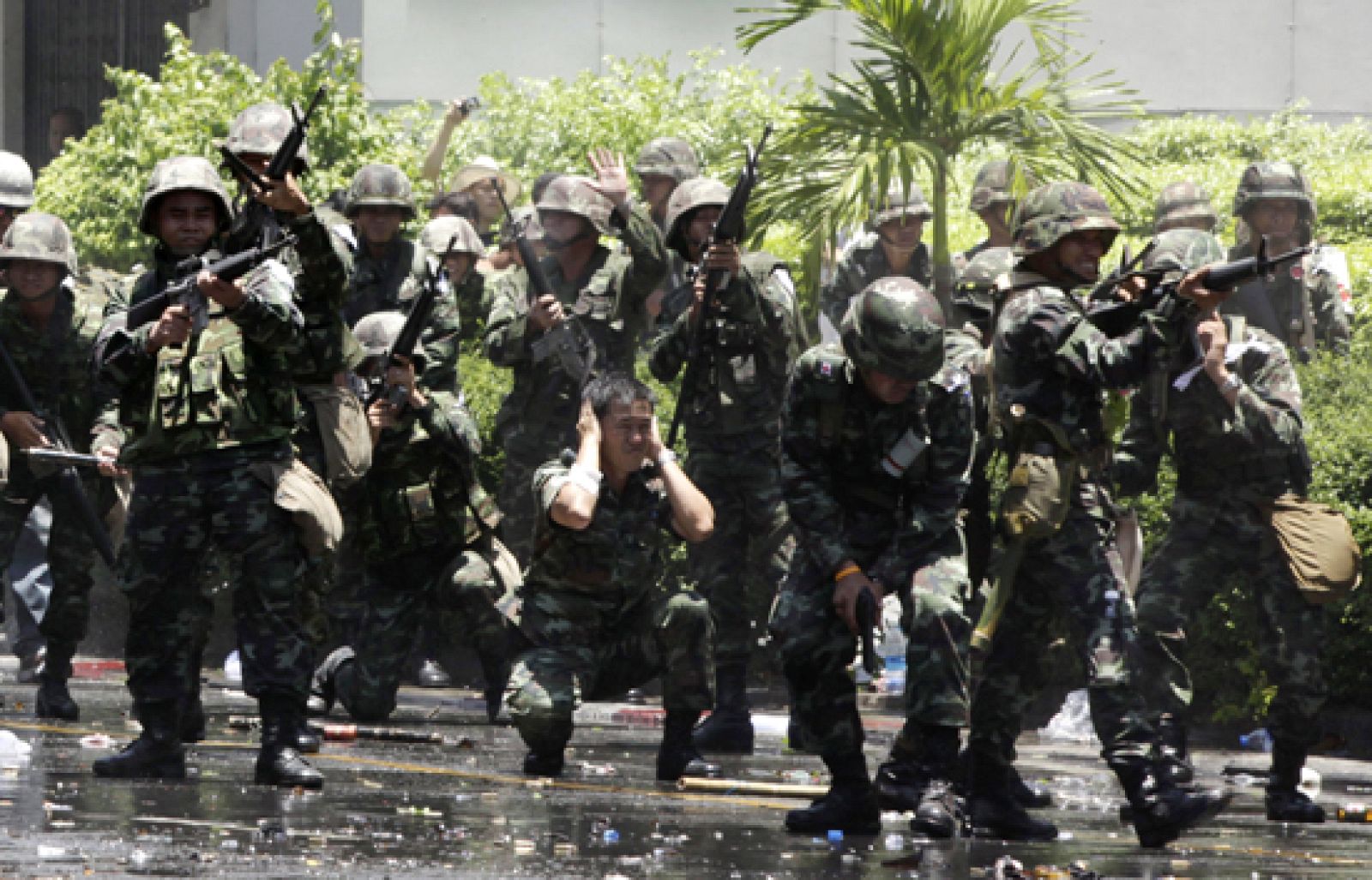 El Ejército tailandés recupera terreno en Bangkok | Ver