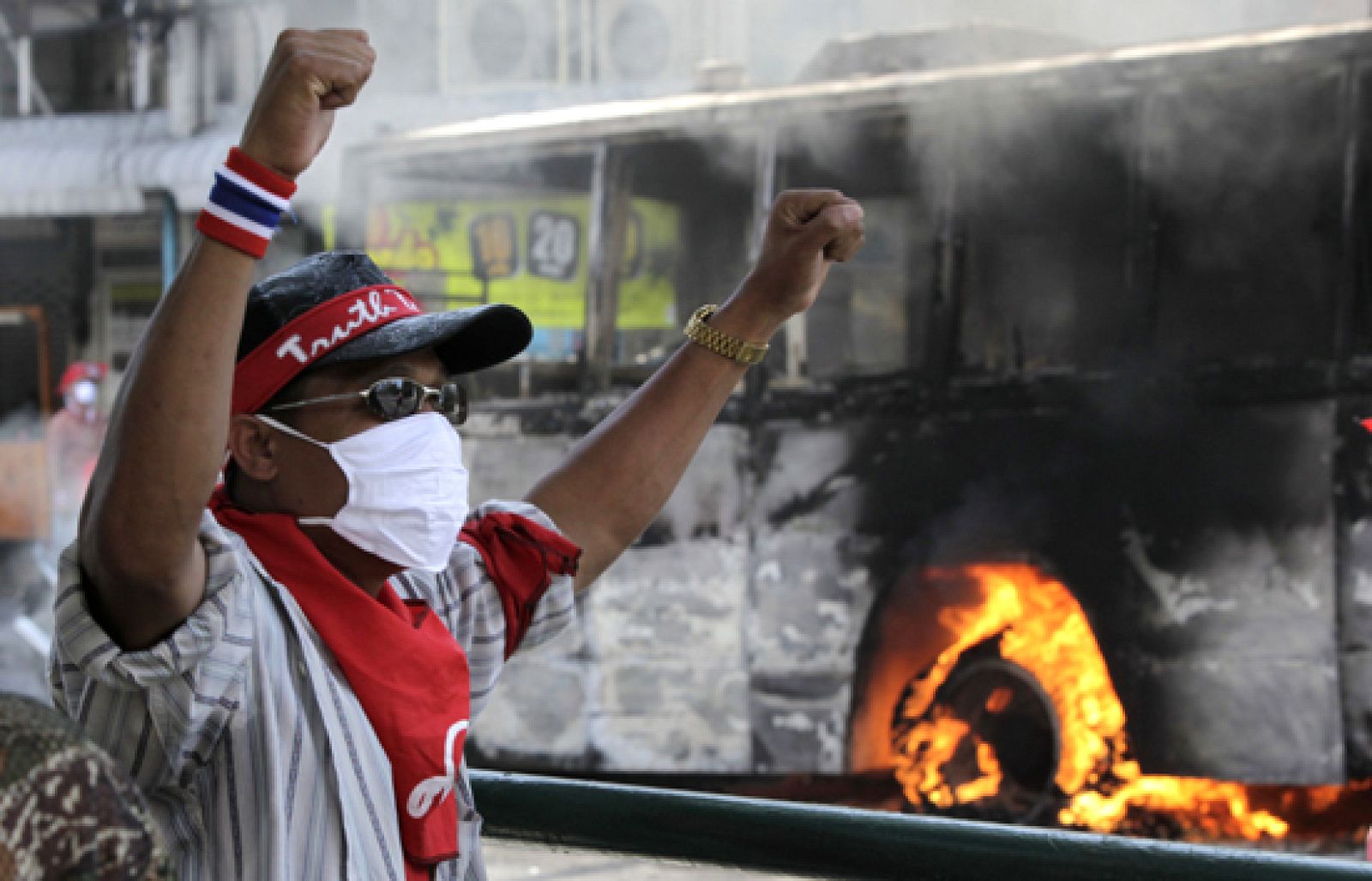 Los opositores tailandeses incendian autobuses | Ver