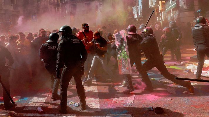 Telediario 1 - Los mossos cargan contra los independentistas en Barcelona