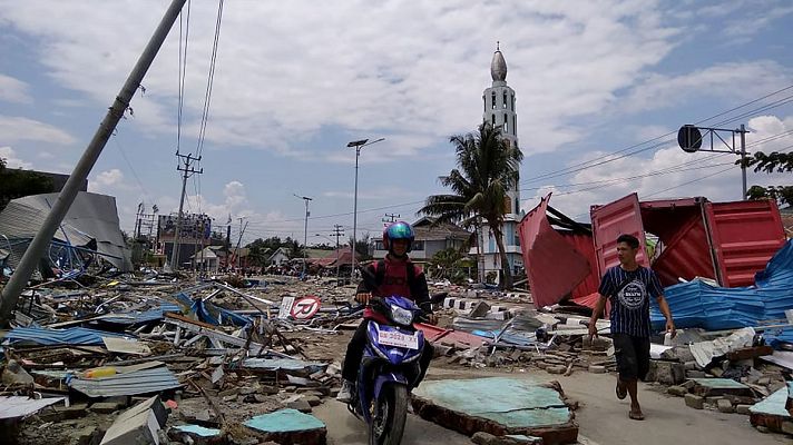 Telediario 1 - 384 muertos y 500 heridos tras el terremoto y tsunami en la isla indonesia de Célebes