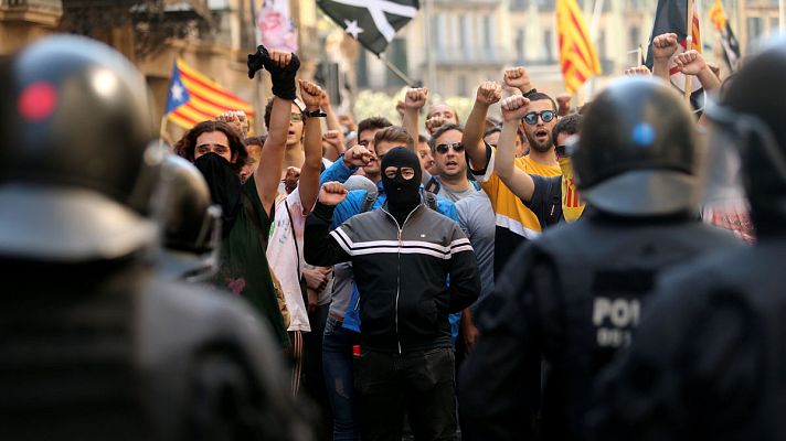 Informativo 24h - Agresiones de algunos independentistas al terminar las manifestaciones en Barcelona