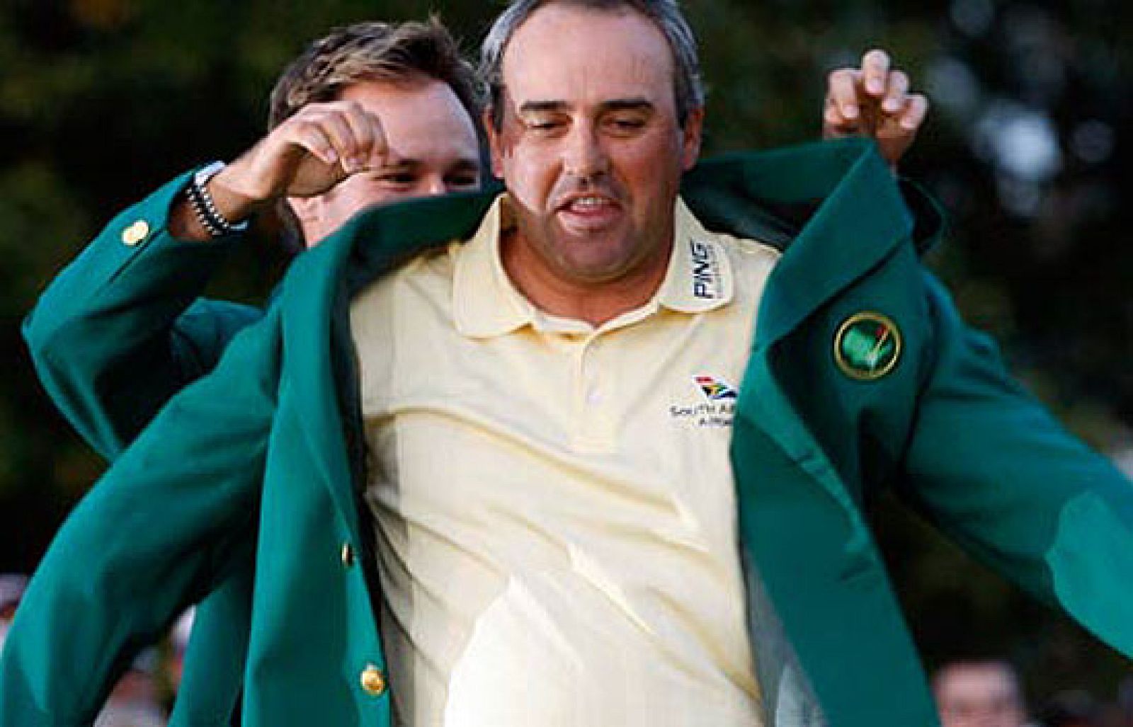 La bandera albiceleste argentina ha dejado un espacio al verde, el color de la chaqueta más famosa del golf mundial que ha ganado, tras un desempate épico, Ángel Cabrera.