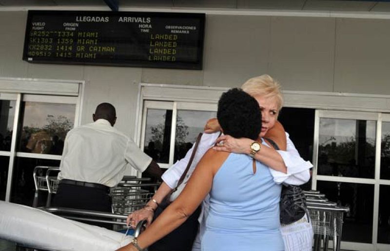 Alegría entre los cubanos ante el levantamiento de las restricciones a viajes y envíos