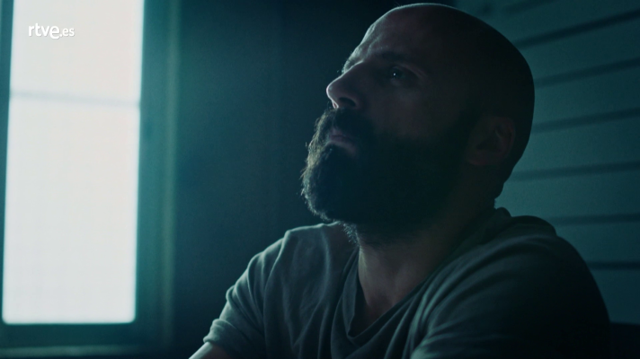 Estoy vivo - Lola interroga a Raúl