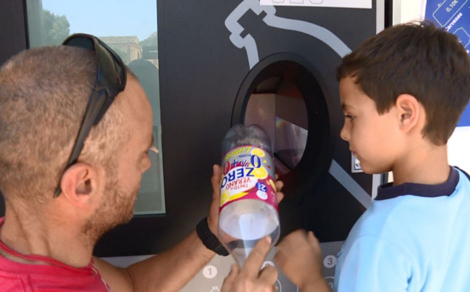 Repor - Plastificados - Miembros de la plataforma ¿Per un mar sense plastic¿ hacen una demostración del SDDR en Andratx , Mallorca