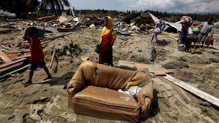 Telediario 1 - Los habitantes de la ciudad indonesia de Palu tratan de recuperar la normalidad cinco diás después del tsunami