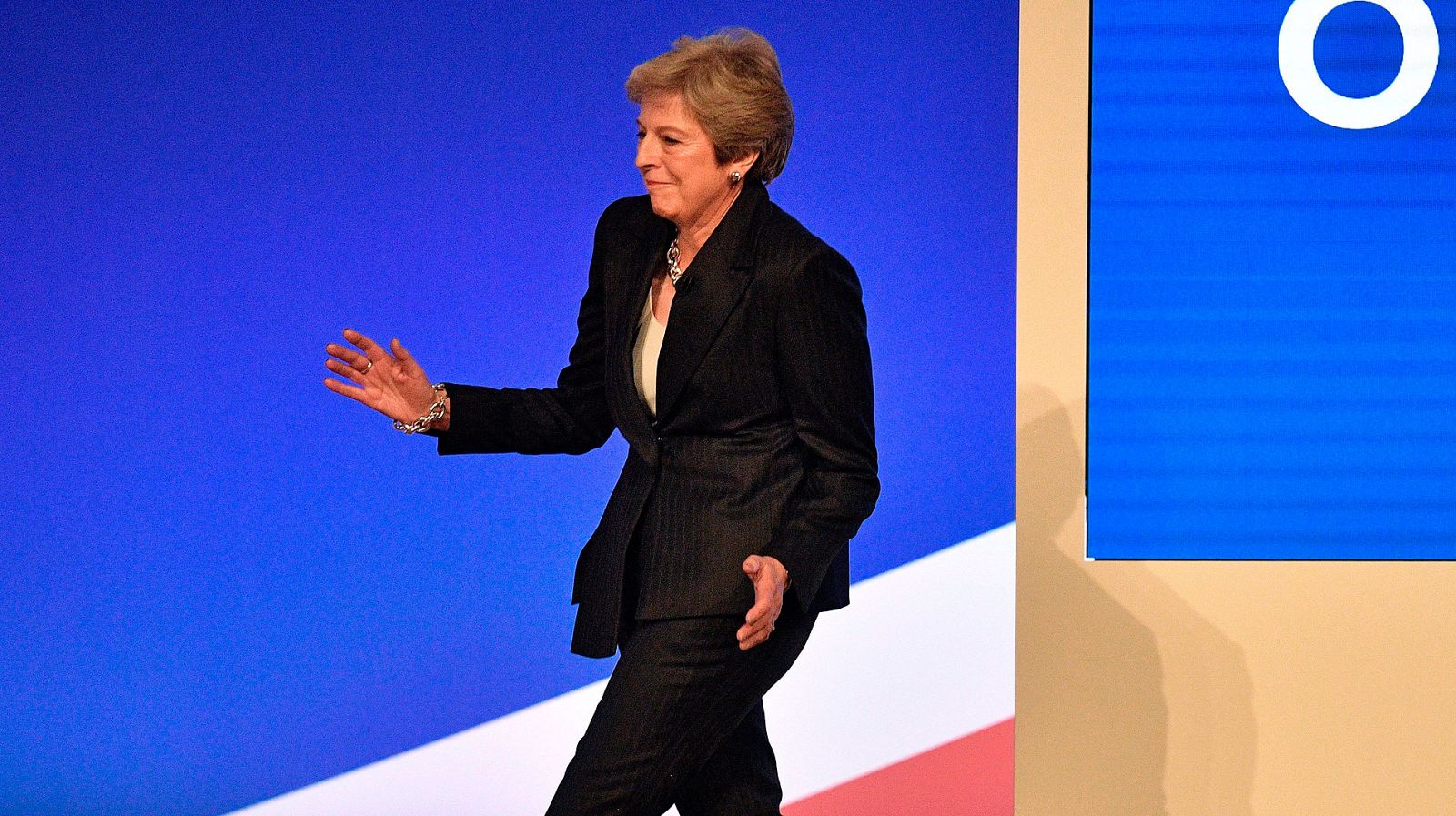 Theresa May baila al son de ABBA | Ver