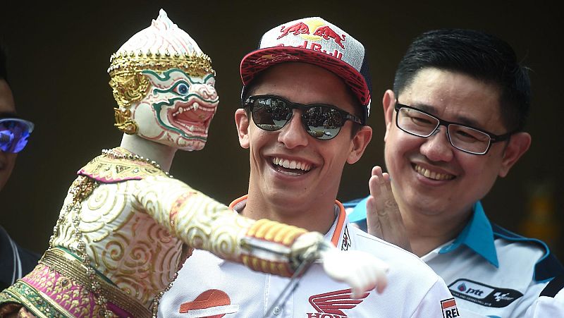 Marc Márquez se divierte en Tailandia con un tuk-tuk | Ver