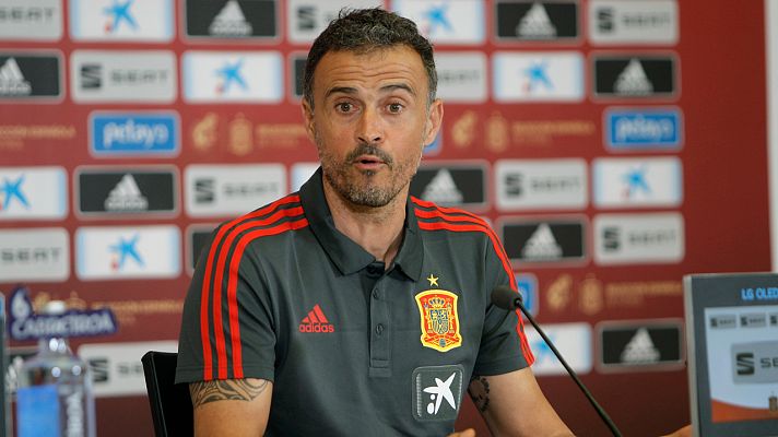  - Luis Enrique, sobre el puesto de lateral derecho: "Me puedo inventar lo que quiera"