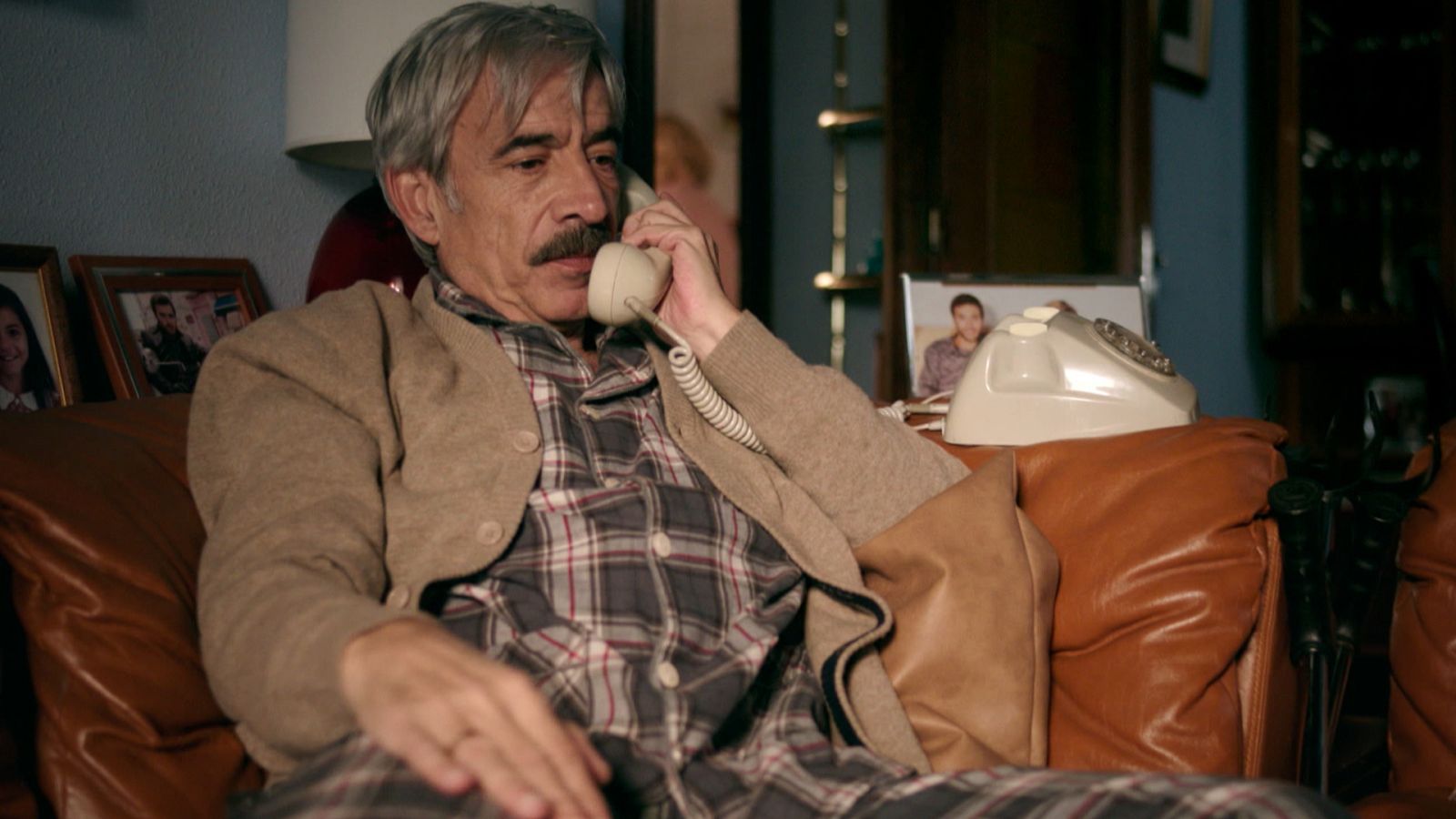 Cuéntame cómo pasó - Antonio empieza a interesarse por los iluminati