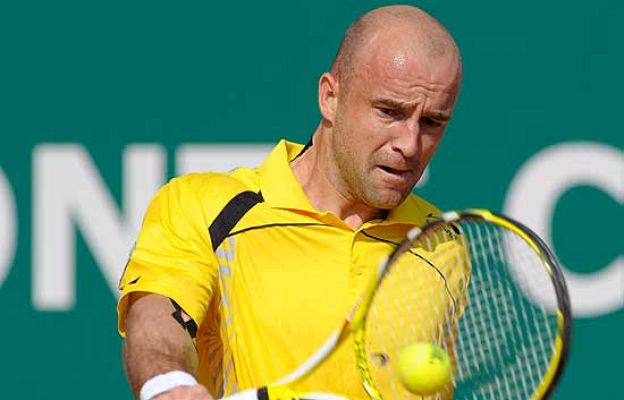  - Lo paga con la raqueta