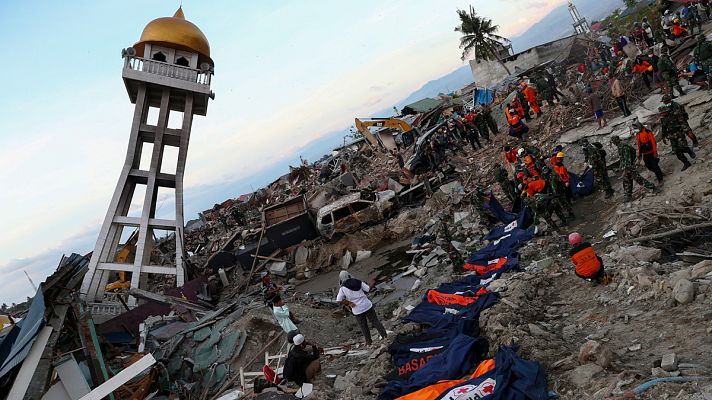 Telediario 1 - Las autoridades de Indonesia creen que hay miles de desaparecidos por el terremoto y posterior tsunami