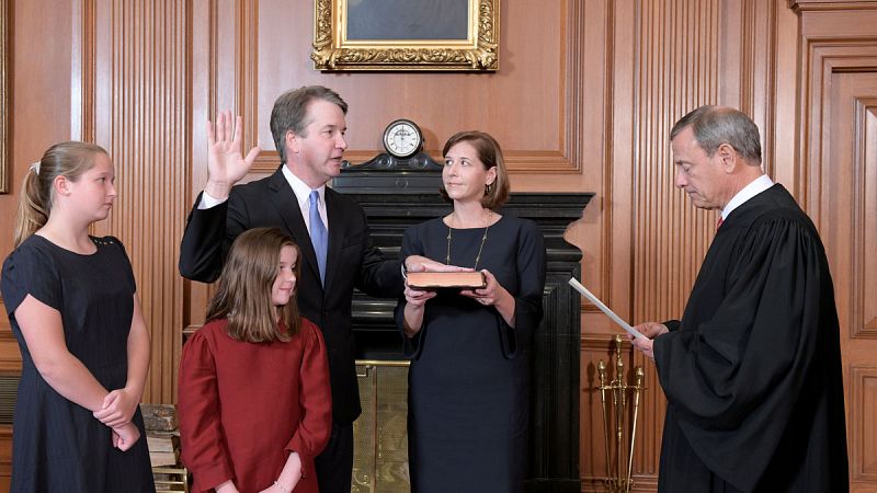 Kavanaugh jura su cargo como nuevo juez del Tribunal Supremo de EE.UU. tras ser confirmado por el Senado