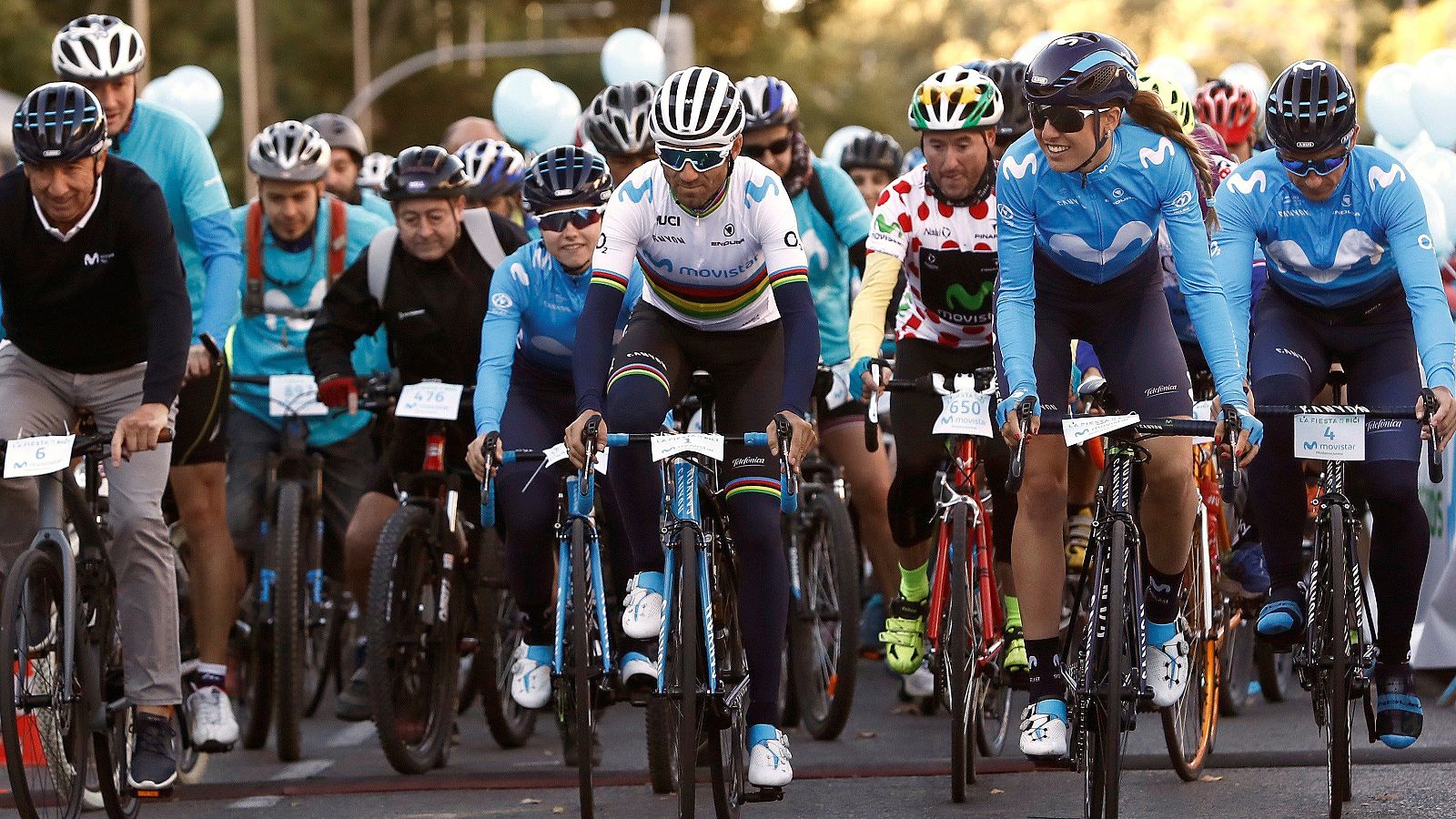 Entre corredores populares de Madrid, Alejandro Valverde se ha enfundado por primera vez el maillot arcoíris que ganó hace una semana en Innsbruck.
