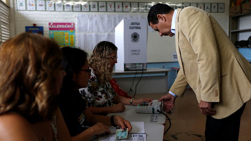 Brasil vota con el ultraderechista Bolsonaro como favorito
