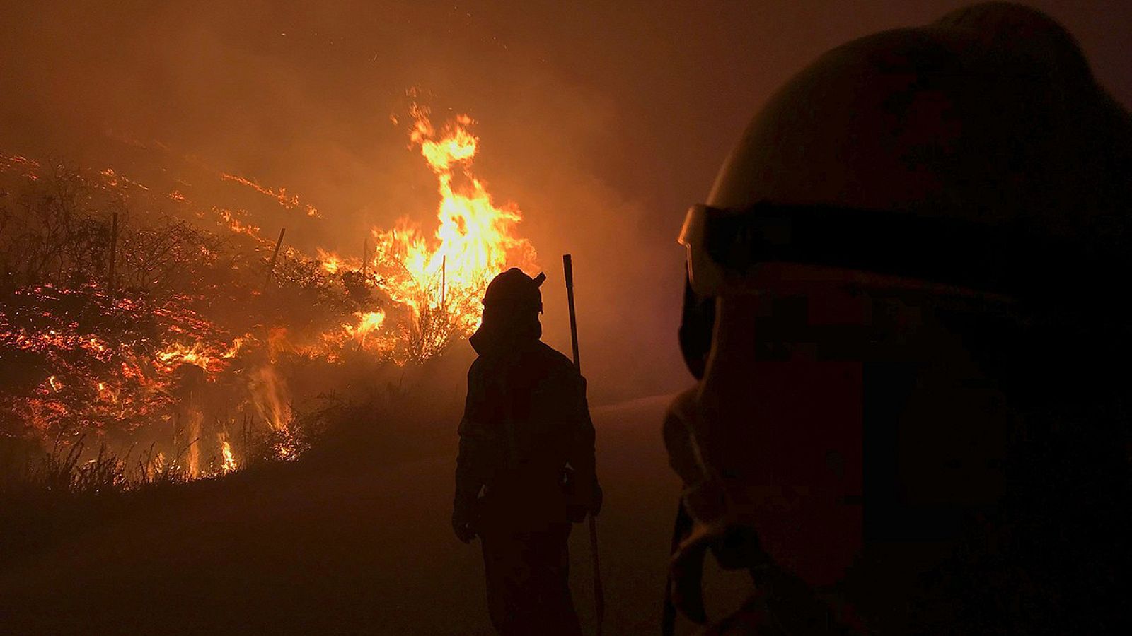 Galicia - Los bomberos controlan el incendio en Mondariz y permiten a los vecinos regresar a sus casas
