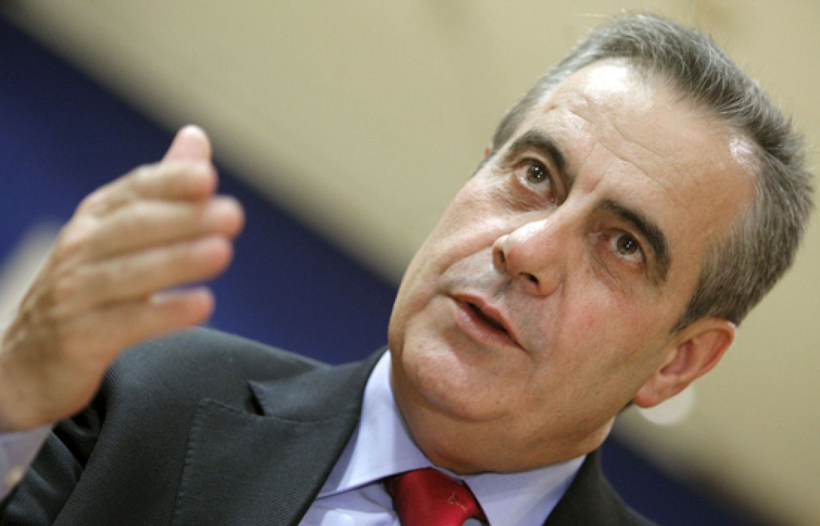 El Ministro de Trabajo pide un esfuerzo a las Comunidades para atender a 300.000 parados que no cobran ninguna prestación | Ver