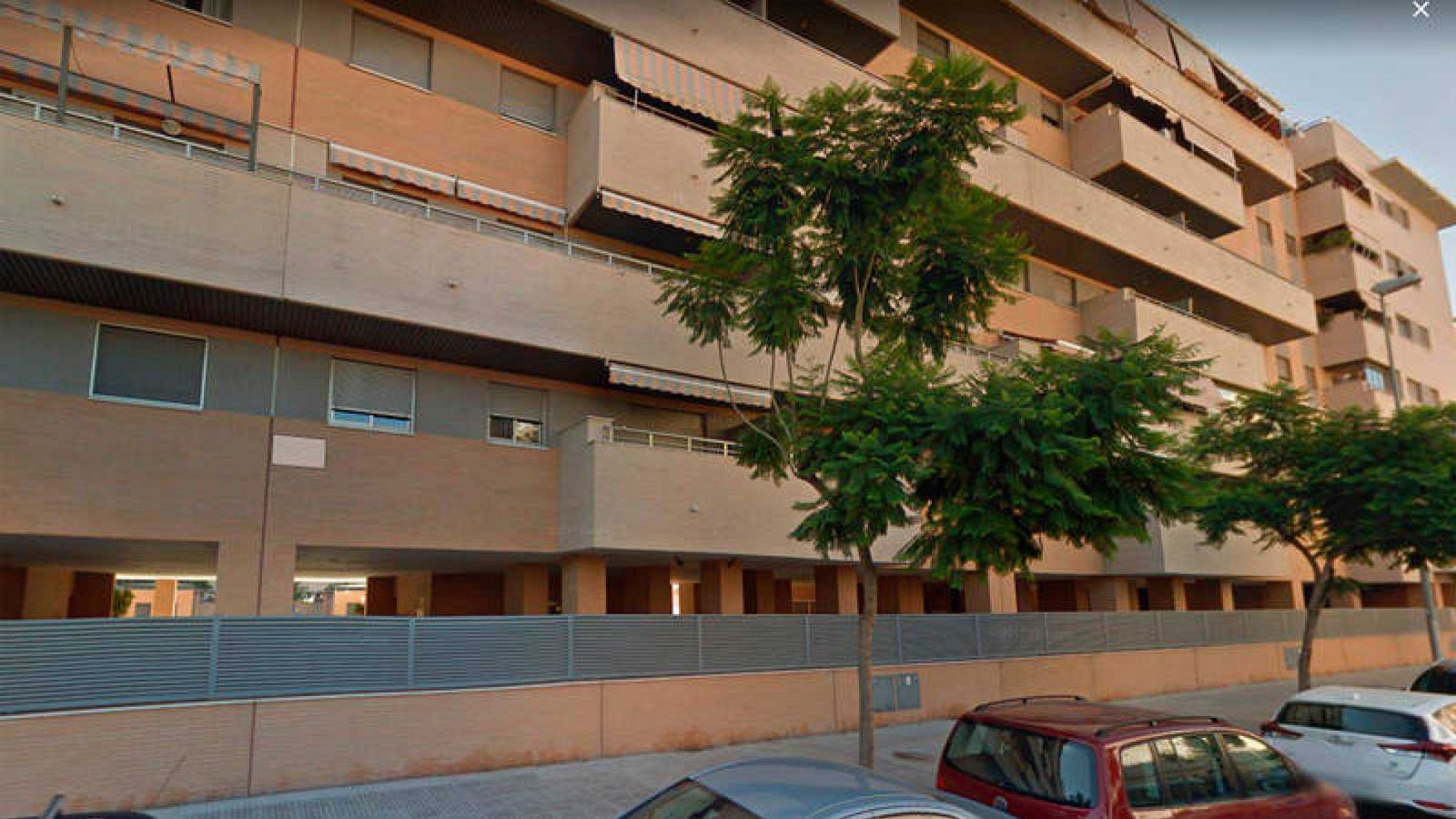 Mueren una niña y un hombre tras precipitarse desde un quinto piso en Málaga
