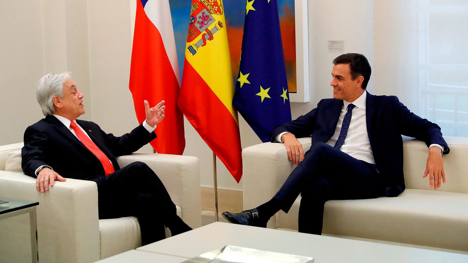 Sánchez pide "moderación" a PP y Cs para no "alimentar a la extrema derecha"