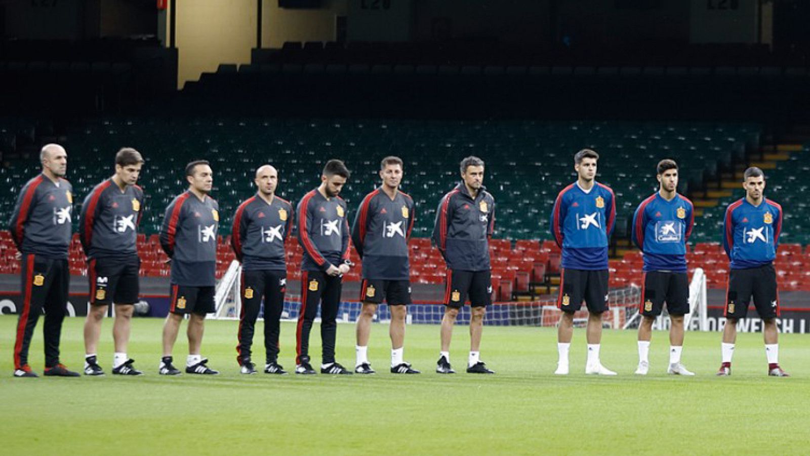 La selección guarda un respetuoso minuto de silencio por las víctimas de la riada en Mallorca | Ver