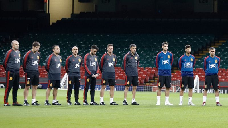 La selección guarda un respetuoso minuto de silencio por las víctimas de la riada en Mallorca