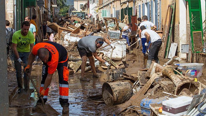 Telediario 1 - Cientos de voluntarios colaboran en las labores de limpieza