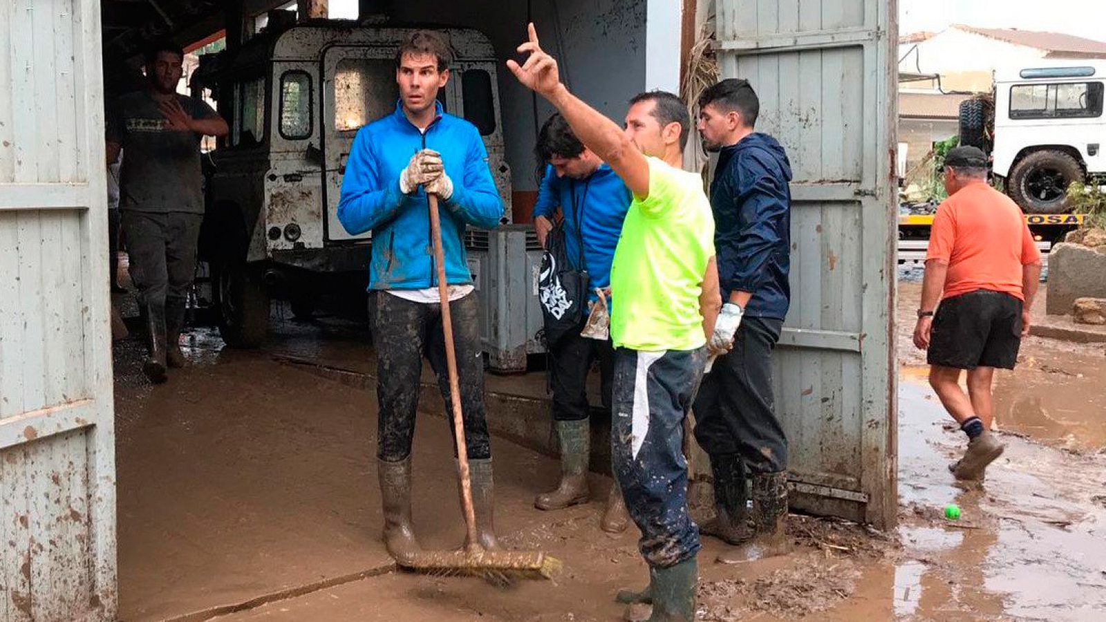 La imagen de Nadal ayudando tras la tragedia de Mallorca da la vuelta al mundo